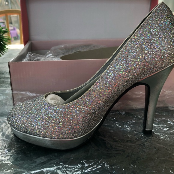 Touch ups Benjamin Walk silver 3 3/4 inch heels - Picture 5 of 8